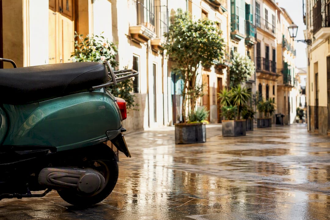 Save up to €450 on scooter vs motorcycle insurance in Spain for expats